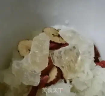 Make A silver spoon with red dates step 2
