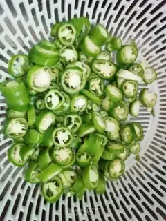 Make Cream peppers and eggs step 1