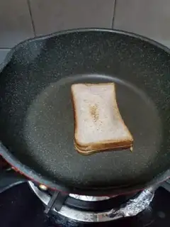 Make Soup eggs, black and wheat sandwiches step 1