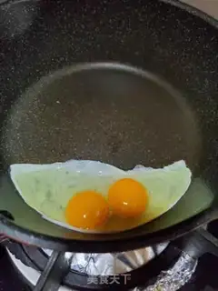 Make Soup eggs, black and wheat sandwiches step 2