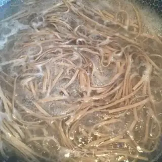 Make Cow-cuped noodles step 1