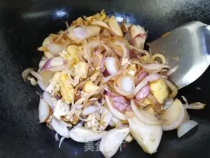 Make Onion fried eggs step 2