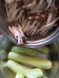Make Crab mushrooms and silk melons step 1