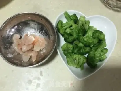 Make Shrimp fried broccoli step 1