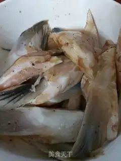 Make Fried salmon fin step 1