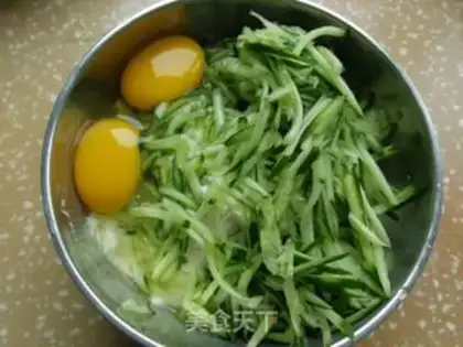 Make cucumber slag eggcake step 1