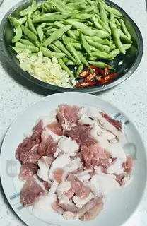 Make Four seasons of bean fried meat step 1