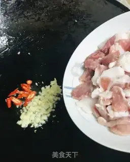 Make Four seasons of bean fried meat step 3