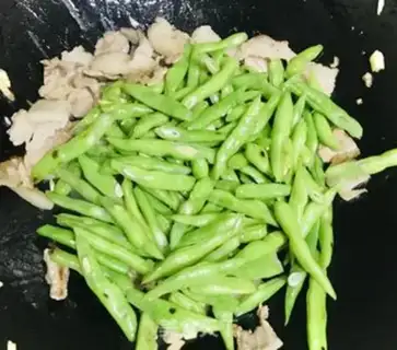 Make Four seasons of bean fried meat step 5