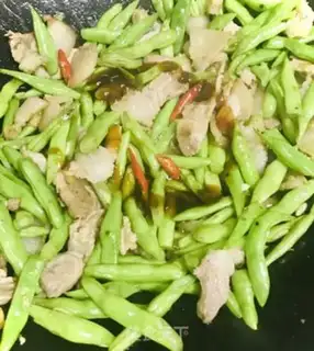 Make Four seasons of bean fried meat step 6
