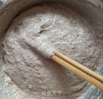 Make Black-faced red dates, sesame-haired step 1