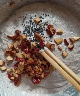 Make Black-faced red dates, sesame-haired step 2