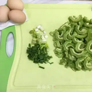 Make Onion eggs fried bitter melons step 0