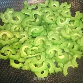 Make Onion eggs fried bitter melons step 3