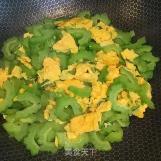 Make Onion eggs fried bitter melons step 4