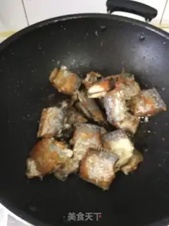 Make Pineapple beer with fish step 0