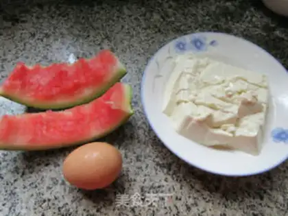 Make Eggs, watermelon, tofu step 0