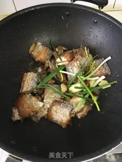 Make Pineapple beer with fish step 2