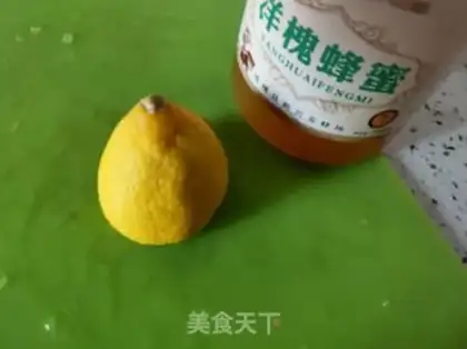 Make Lemon honey water step 1