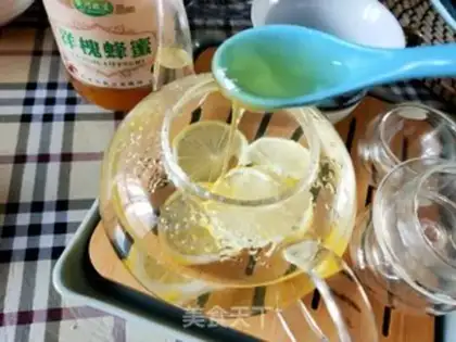 Make Lemon honey water step 4