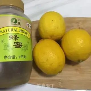 Make Lemon honey water step 1