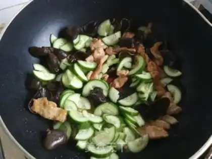 Make cucumber black-mucked meat step 4