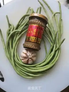 Make Sesame sauce, garlic, beans step 0