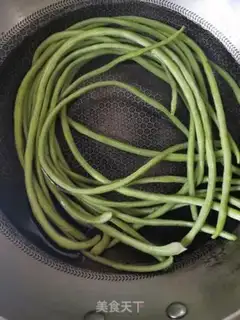Make Sesame sauce, garlic, beans step 1
