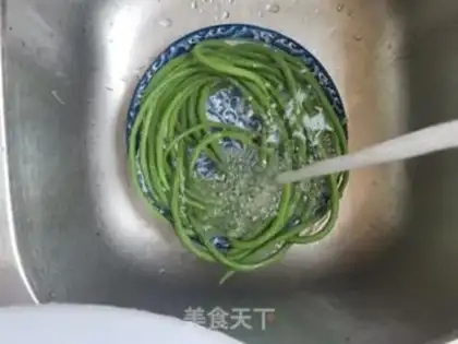 Make Sesame sauce, garlic, beans step 2