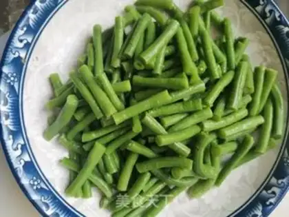 Make Sesame sauce, garlic, beans step 3