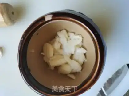 Make Sesame sauce, garlic, beans step 4