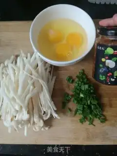 Make Spicy white mushroom fried eggs step 1