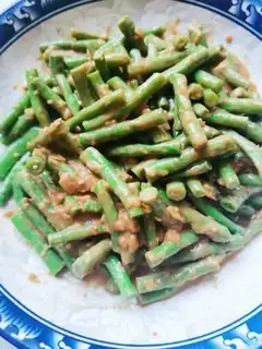 Make Sesame sauce, garlic, beans step 8