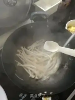 Make Spicy white mushroom fried eggs step 4