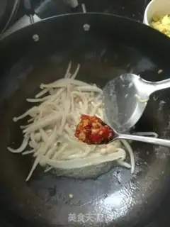 Make Spicy white mushroom fried eggs step 5