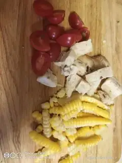 Make A salad for the eggs in the blue step 2