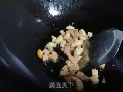 Make Yangzhou fried rice step 3