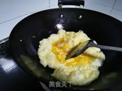 Make Yangzhou fried rice step 4