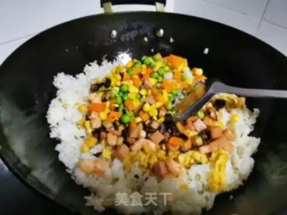 Make Yangzhou fried rice step 7