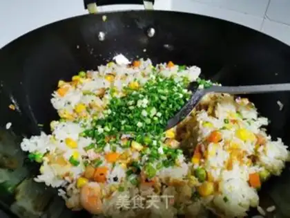 Make Yangzhou fried rice step 8