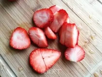 Make Strawberry shakes step 1