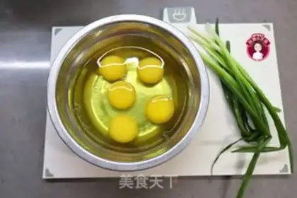 Make Onion thick egg fever step 0