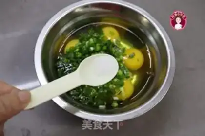 Make Onion thick egg fever step 2