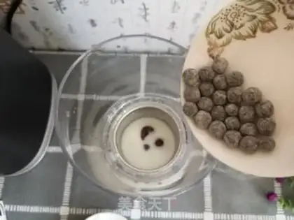 Make Homemade pearl milk tea step 4