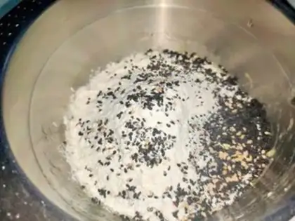 Make Sesame banana sticks step 3