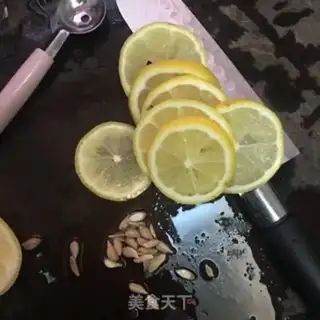 Make Ice-cold lemon honey water step 1