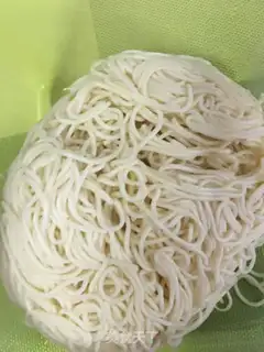 Make Thirteen crayfish noodles step 0