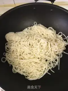Make Thirteen crayfish noodles step 1