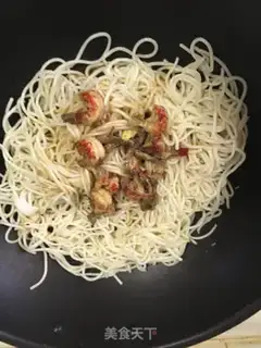 Make Thirteen crayfish noodles step 2