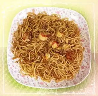 Make Thirteen crayfish noodles step 3